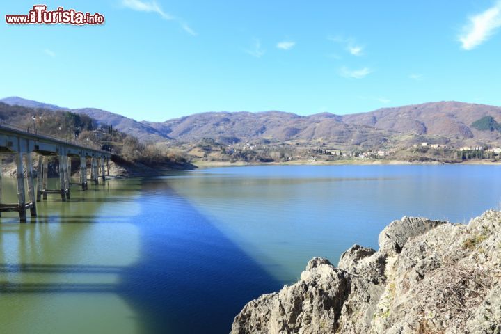 Immagine Il ponte sul Lago di Turano si trova vicino a Colle di Tora e la unisce al borgo di Castel di Tora