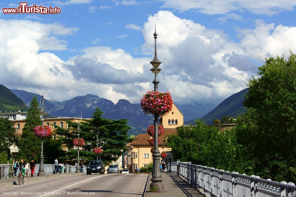 Immagine Il ponte Talvera a Bolzano, Trentino Alto Adige. Costruito nel 1900 dalla società austriaca Waagner-Biro, collega il centro storico con piazza della Vittoria attraversando il fiume Talvera - © Massimiliano Pieraccini / Shutterstock.com