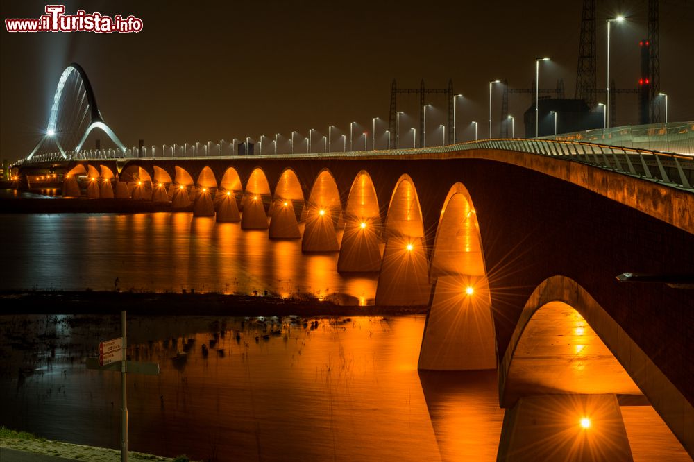 Immagine Il ponte The Crossing (de Oversteek) sul fiume Waal fotografato di notte a Nijmegen.