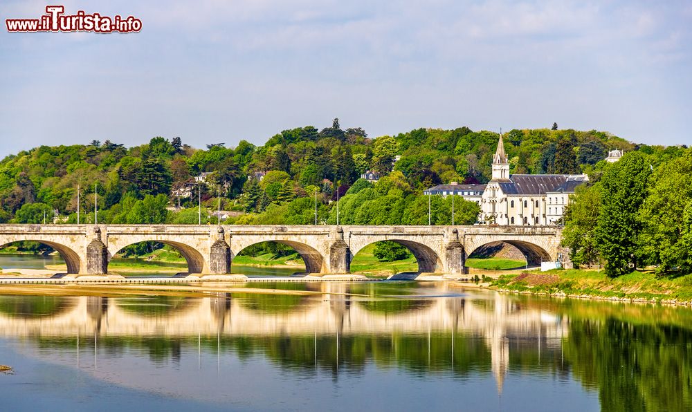 Immagine Il ponte Wilson sul fiume Loira a Tours, Francia. Costituito da 15 archi, è lungo 434 metri. Gli abitanti di Tours lo chiamano Pont de Pierre.