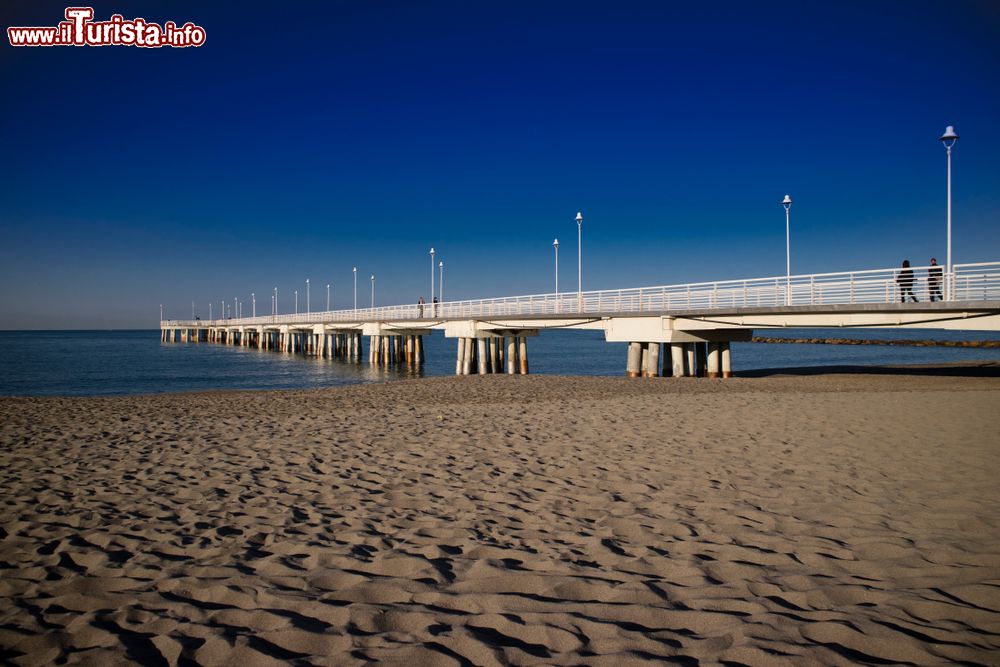 Immagine Il pontile di Marina di Massa all'alba, costa della Versilia, Toscana