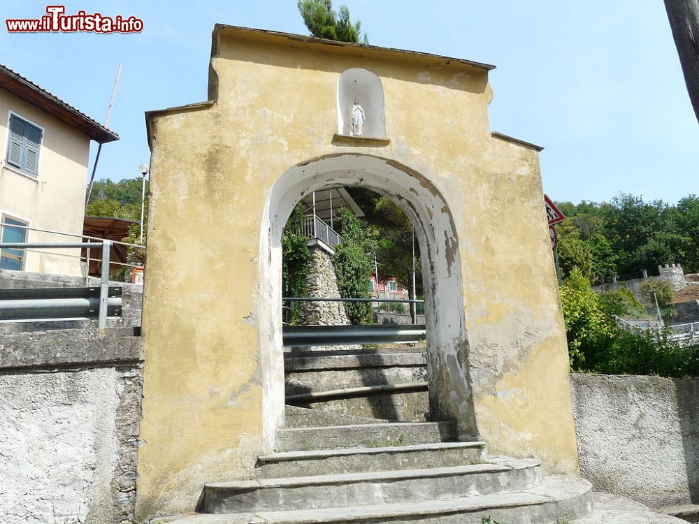 Immagine Il Portale che si trova presso la chiesa di Santa Margherita a Testana di Avegno  - © Davide Papalini, CC BY-SA 3.0, Wikipedia