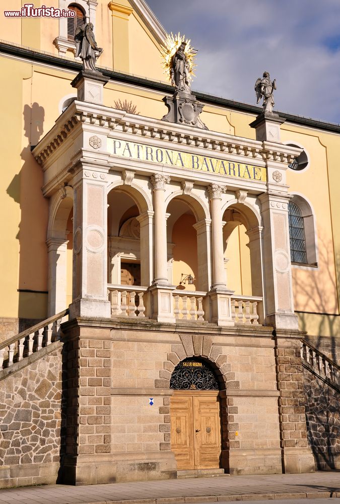 Immagine Il portale della chiesa di Maria Himmelfahrt a Deggendorf, Baviera (Germania). Ricostruita in stile barocco su una preesistente chiesa romanica rasa al suolo da un incendio, ospita al suo interno belle decorazioni e affreschi.