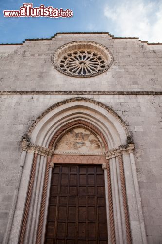 Immagine Il portale d'ingresso della chiesa di San Bendetto a Norcia, Perugia, Umbria. Dopo il sisma del 2016 rimangono ancora intatte la facciata gotica e l'abside - © Stefano Buttafoco / Shutterstock.com