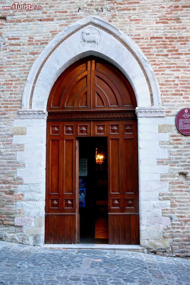 Immagine Il portale d'ingresso della chiesa di San Paolo a Montefiore Conca, provincia di Rimini.