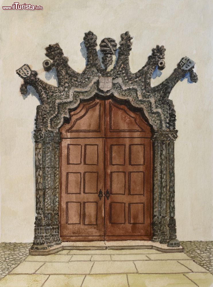 Immagine Il portale d'ingresso della chiesa di Vestiaria nei pressi di Alcobaca, Portogallo. Più volte ristrutturata nel corso degli anni, la parrocchia dedicata a Nossa Senhora d'Ajuda (Maria Ausiliatrice) conserva ancora intatta la facciata con la porta in stile manuelino.