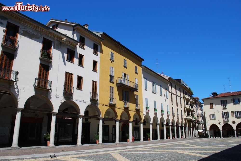 Immagine Il lungo porticato che caratterizza gli eleganti edifici affacciati su piazza della Repubblica a Novara, Piemonte.