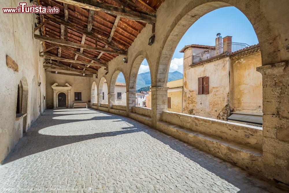Immagine Il porticato di un antico palazzo nel centro di Sermoneta, Lazio - © Stefano_Valeri / Shutterstock.com