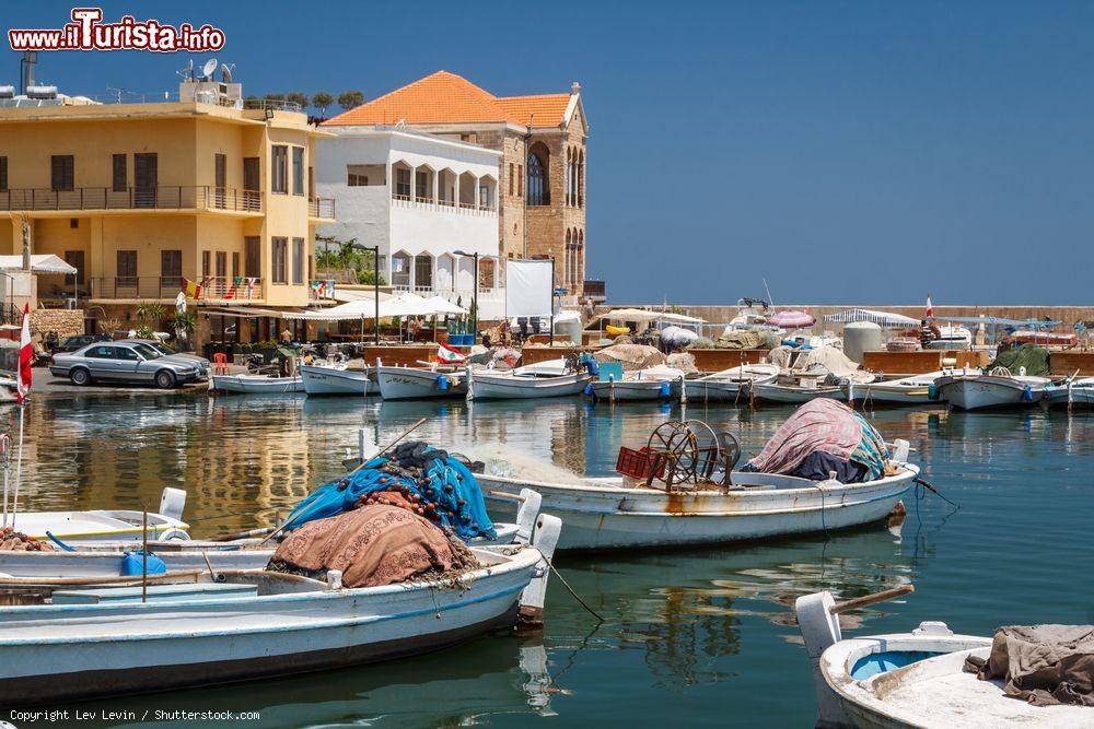 Immagine Il porticciolo della marina di Tiro in Libano, mar Mediterraneo - © Lev Levin / Shutterstock.com