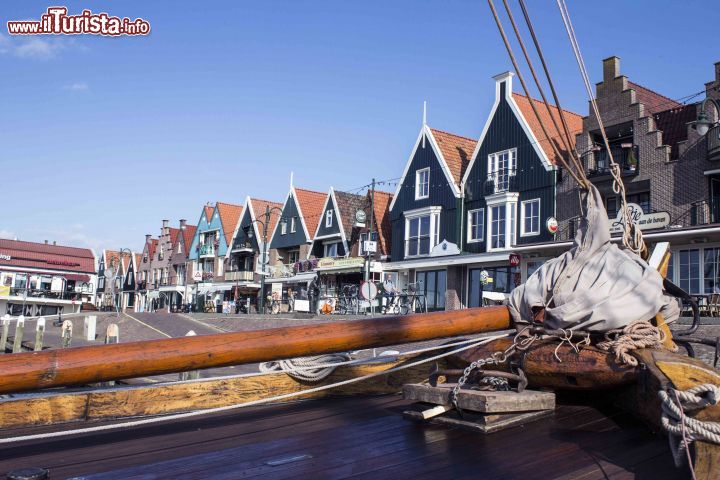 Immagine Il porticciolo di Volendam Olanda - Originariamente porto della vicina Edam disposta alla foce del fiume Ijsselmeer, Volendam ha oggi proprio nel suo grazioso porticciolo una delle attrazioni turistiche più caratteristiche da visitare © Michela Garosi / TheTraveLover.com