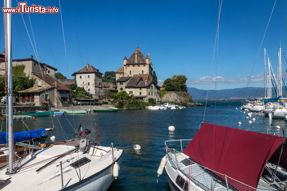 Immagine Il porticciolo di Yvoire, località francese sul Lago Lemano, e sullo sfondo il celebre castello.