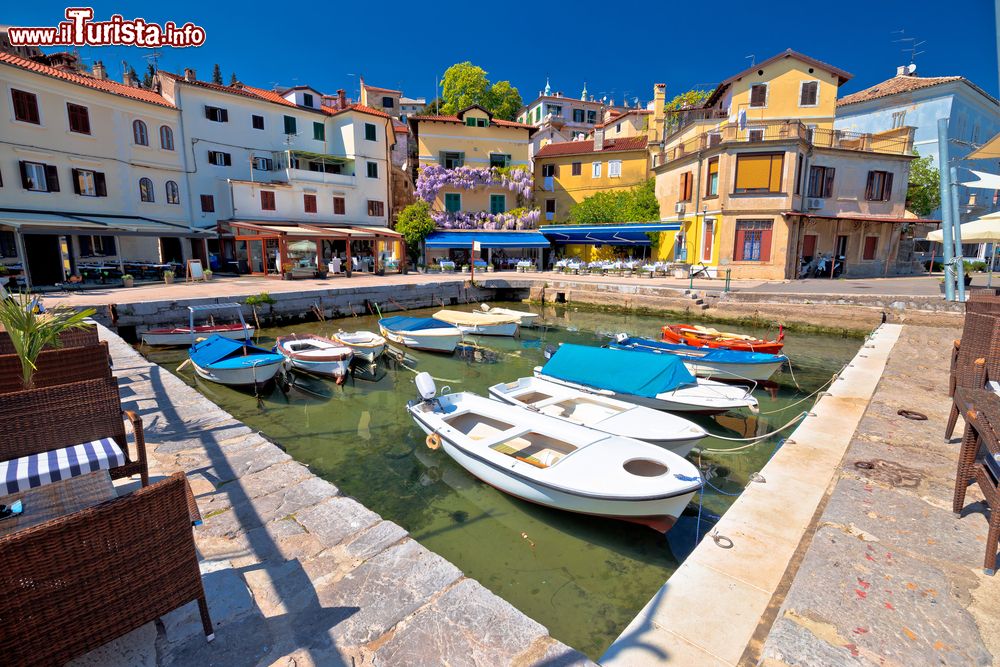 Immagine Il porticciolo presso il centro storico del borgo di Volosko, nella Riviera di Opatija (Croazia).