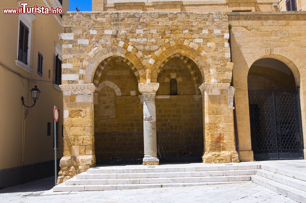 Immagine Il Portico dei Templari a Brindisi, Puglia. Questo edificio medievale si trova in Piazza Duomo: funge da accesso al Museo Ribezzo di cui è parte integrante. Sotto le sue volte sono esposti reperti medievali fra cui un grande sarcofago in pietra.