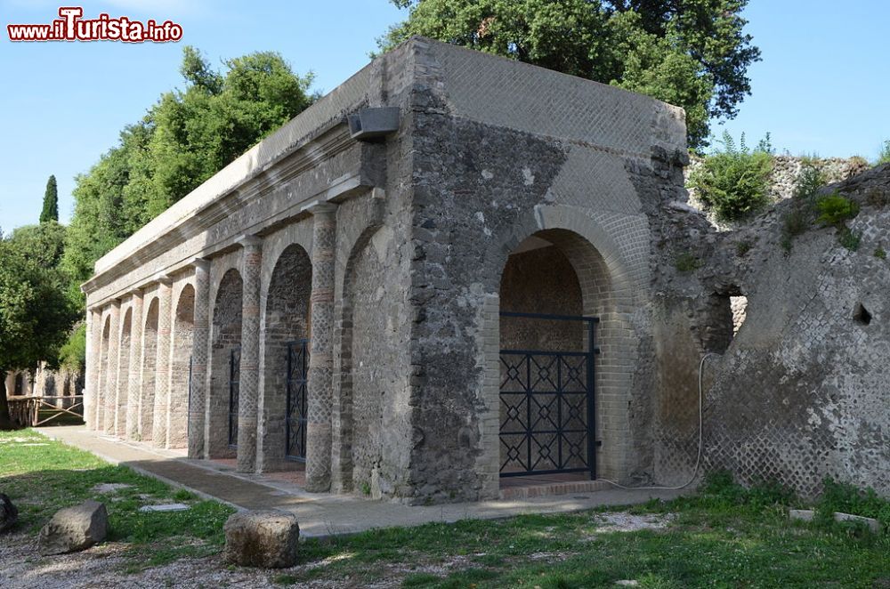 Immagine Il portico del Tempio di Giunone dell'antica Lanuvium nel Lazio - © Carole Raddato, CC BY-SA 2.0, Wikipedia