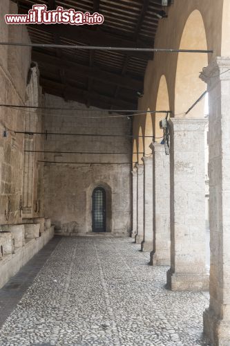 Immagine Il portico della cattedrale medievale di San Benedetto a Norcia, Perugia, Umbria. La basilica  (ciò che rimane di essa) sorge su quella che secondo la tradizione era la casa natale di San Benedetto e Santa Scolastica - © Claudio Giovanni Colombo / Shutterstock.com