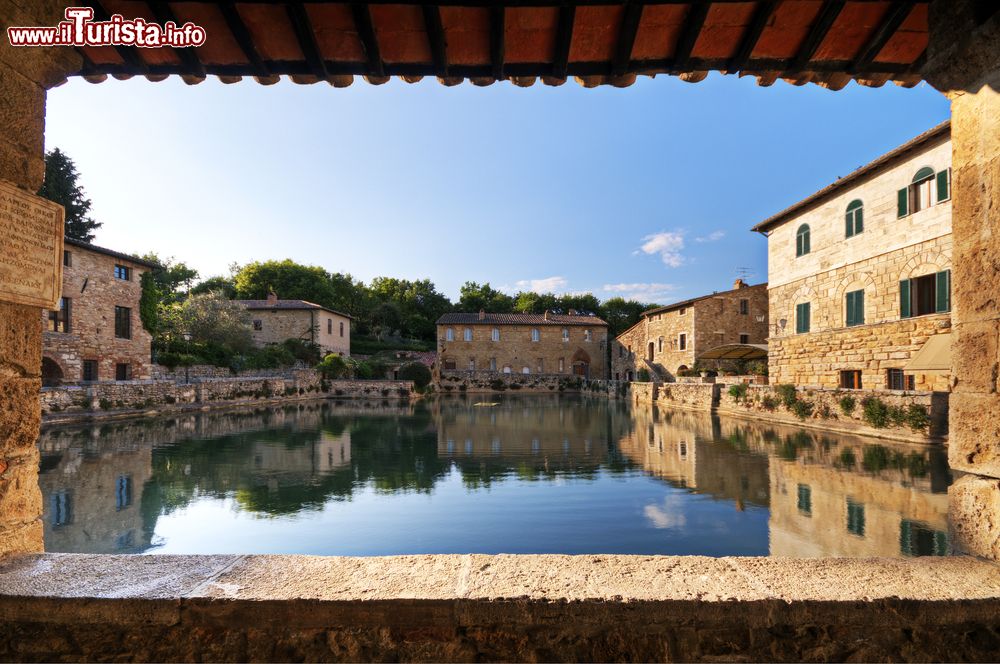 Immagine Il portico e il lago termale in centro a Bagno VIgnoni in Toscana