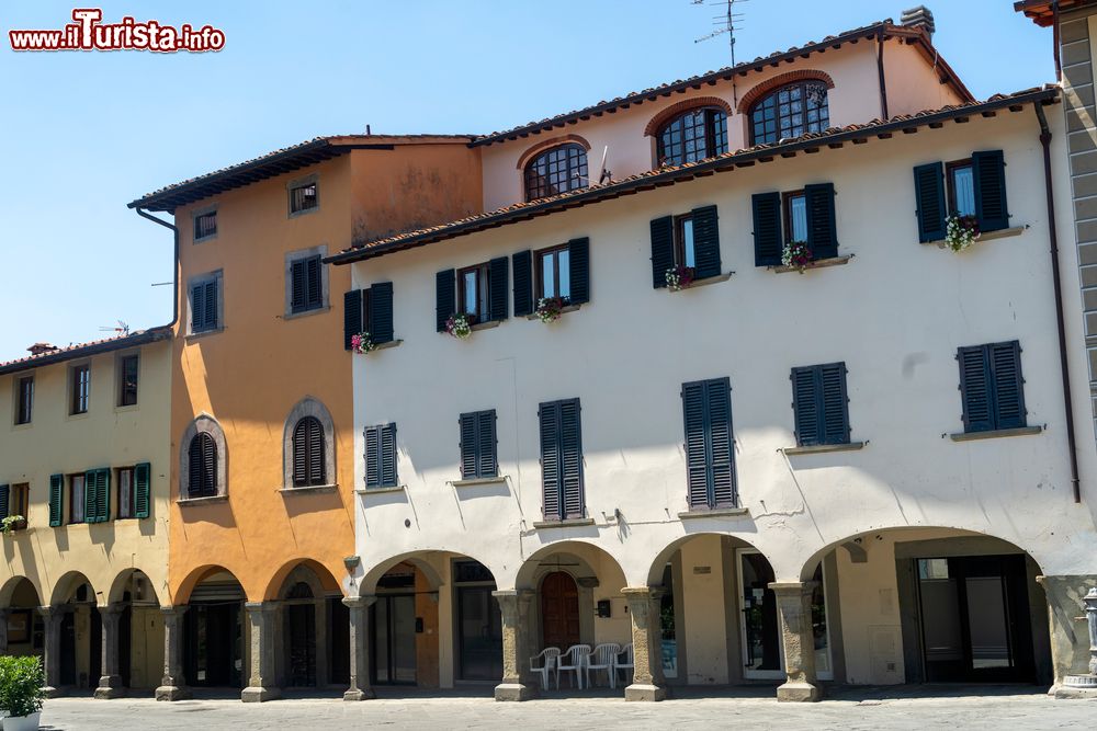 Immagine Il portico sulla piazza centrale di Reggello in Toscana, provincia di Firenze
