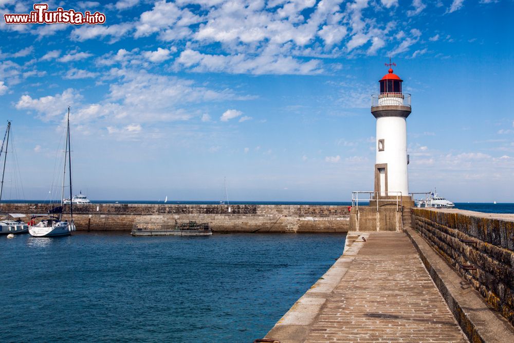 Immagine Il porto bretone di Belle Ile en Mer, Francia, con il faro e le barche ormeggiate.