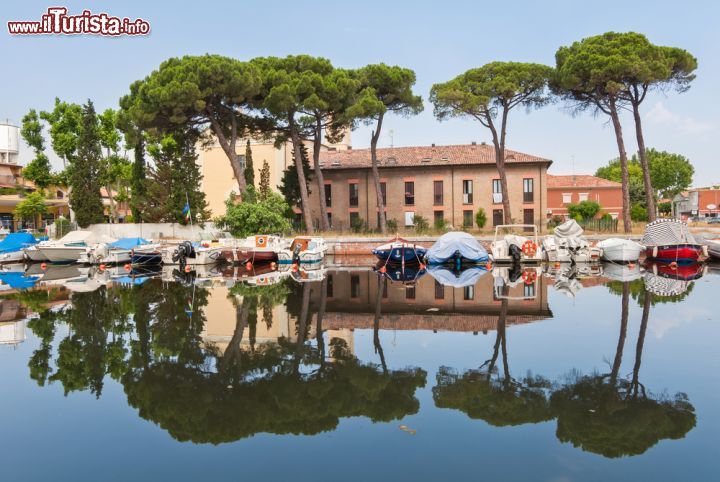 Immagine Il porto canale di Cervia: lungo questa via d'acqua, che collega il mare con le saline, si trova il Museo del Sale - © Paolo Costa / Shutterstock.com