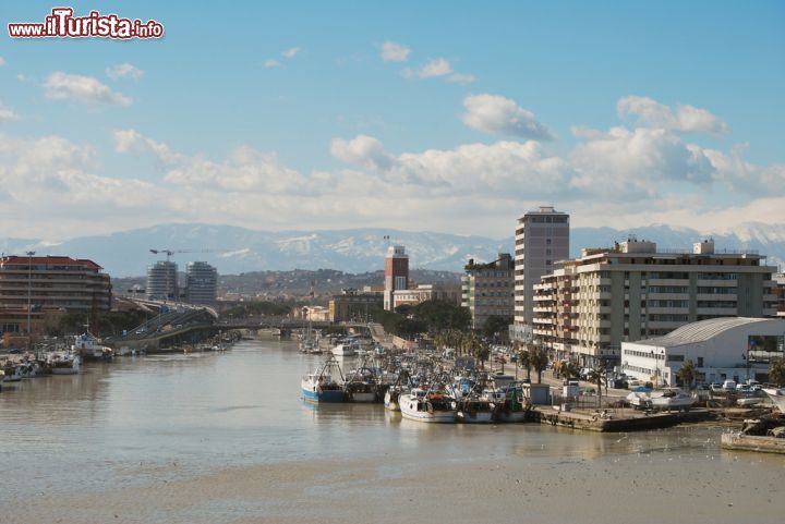 Immagine Il porto canale di Pescara, sullo sfondo le montagne innevate dell'Abruzzo - © neuartelena / Shutterstock.com