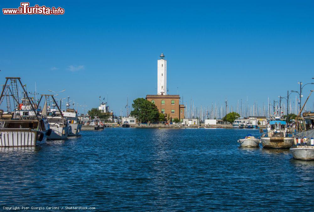 Immagine Il porto canale e il faro di Marina di Ravenna in Romagna - © Pier Giorgio Carloni / Shutterstock.com