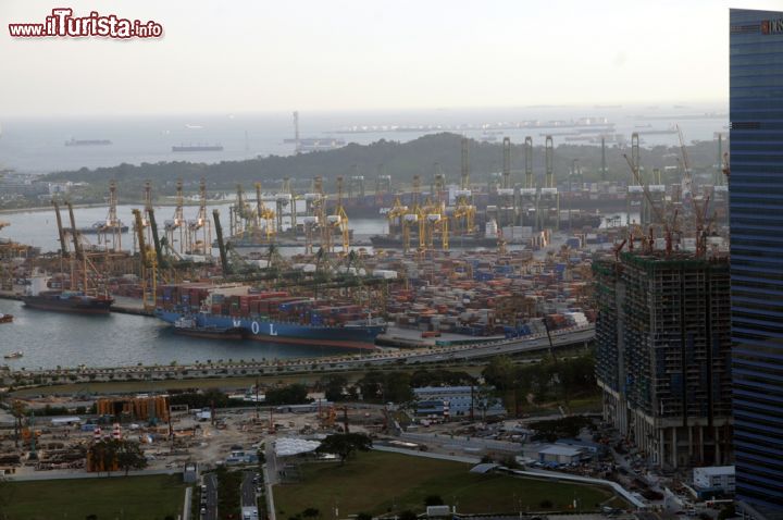 Immagine Il porto commerciale di Singapore, uno dei più attivi al mondo. Centro di smistamento per il commercio della gomma, del riso, delle spezie e del caffè, da qui partono container per tutte le destinazioni e altrettanti ne arrivano provenienti da ogni paese d'Asia e d'Europa. Le navi si affacciano su un porto avveniristico alle cui spalle si innalzano grattacieli immensi con uffici che restano illuminati anche la notte - © Sonja Vietto Ramus