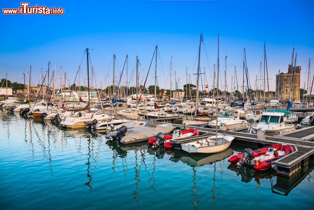 Immagine Il porto de La Rochelle all'imbrunire, Francia. Questo porto è stato da sempre approdo per i pescherecci grazie anche agli isolotti che proteggono la baia.