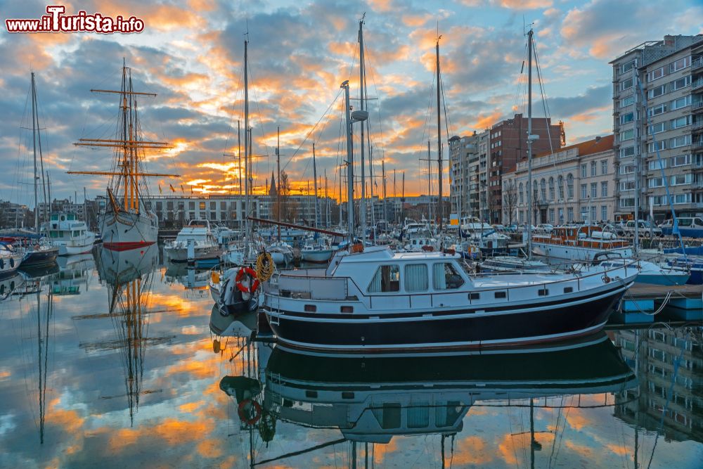 Immagine Il porto degli yacht e la marina di Ostenda al tramonto, Belgio. Una pittoresca immagine con i riflessi delle imbarcazioni nelle acque del Mare del Nord.
