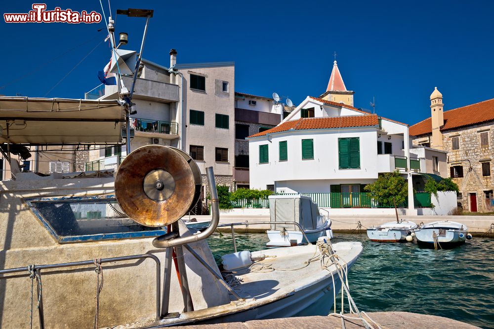 Immagine Il porto dei pescatori nella graziosa cittadina di Pirovac, Croazia. Slosella, questo il nome con cui gli italiani conoscono questo villaggio, ha l'aspetto tipico di una cittadella mediterranea.