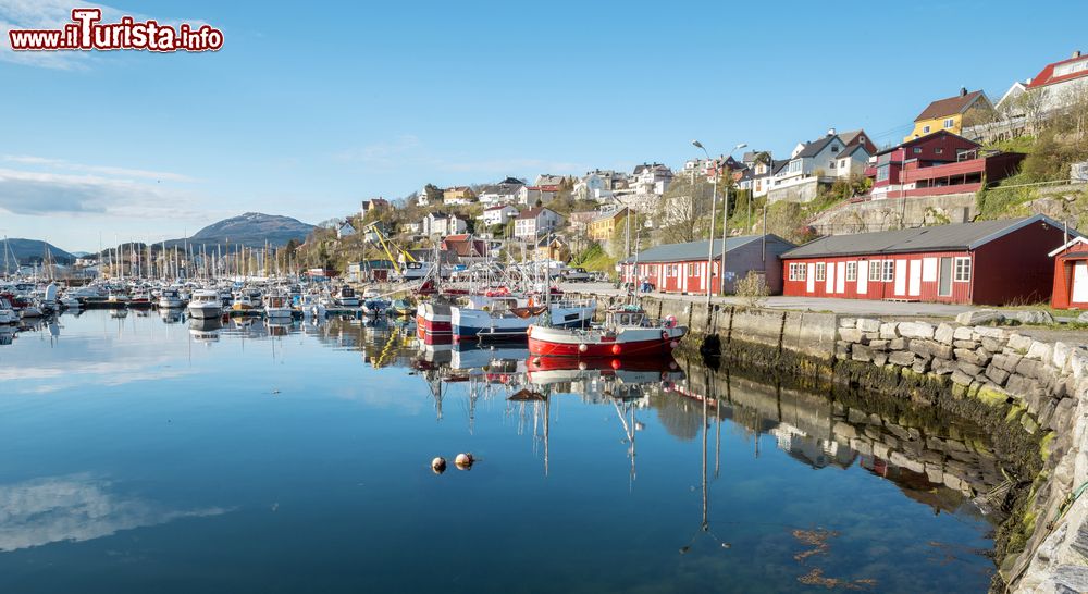 Immagine Il porto della cittadina norvegese di Kristiansund con le case in legno dalla facciata colorata.