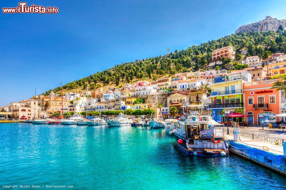 Immagine Il porto dell'isola di Kalymnos visto dal mare (Grecia): quest'isola del Dodecaneso è una popolare destinazione turistica greca - © Nejdet Duzen / Shutterstock.com