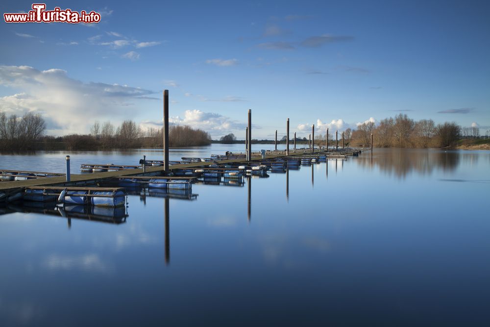 Immagine Il porto deserto di Doesburg, Olanda. Nell'acqua limpida solo i riflessi delle nuvole.