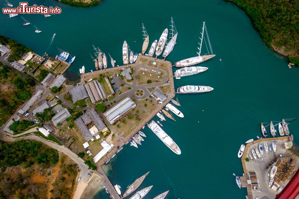 Immagine Il porto di Antigua con yacht ormeggiati, America Centrale. Una suggestiva immagine scattata durante un volo in elicottero sorvolando il territorio di Antigua e Barbuda.