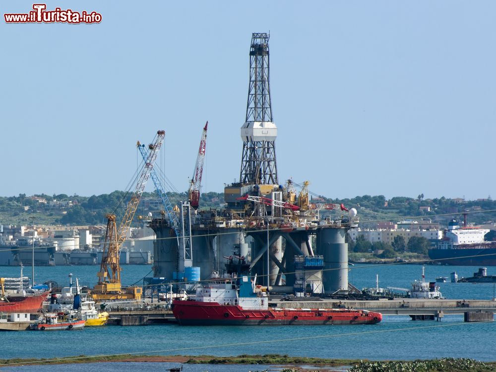 Immagine Il porto di Augusta sulla costa orientale della Sicilia.