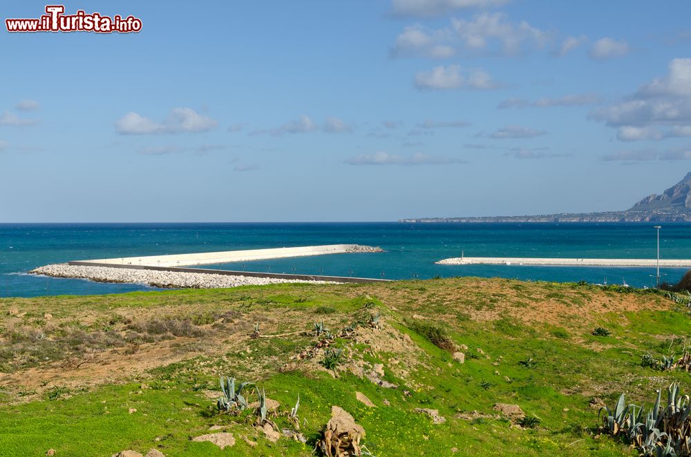 Immagine Il porto di Balestrate in Sicilia, siamo sulla costa ad ovest di Palermo