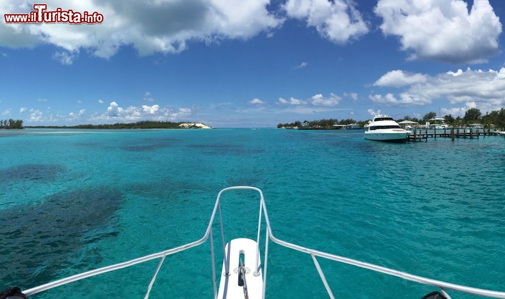 Immagine Il porto di Bimini, arcipelago delle Bahamas, visto dalla prua di una barca durante l'ingresso all'attracco cittadino.