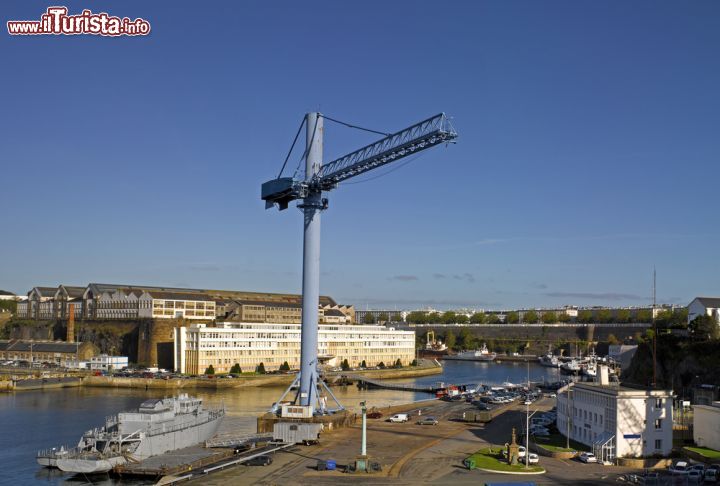 Immagine Il porto di Brest, Francia - La posizione strategica di Brest all'estremità occidentale dell'Europa rende questa città un importante punto d'entrata in Francia oltre che nel continente grazie al suo porto dotato di moderni impianti. E' uno dei più importanti del paese anche a livello militare: ospita la principale base navale militare francese © isaxar / Shutterstock.com