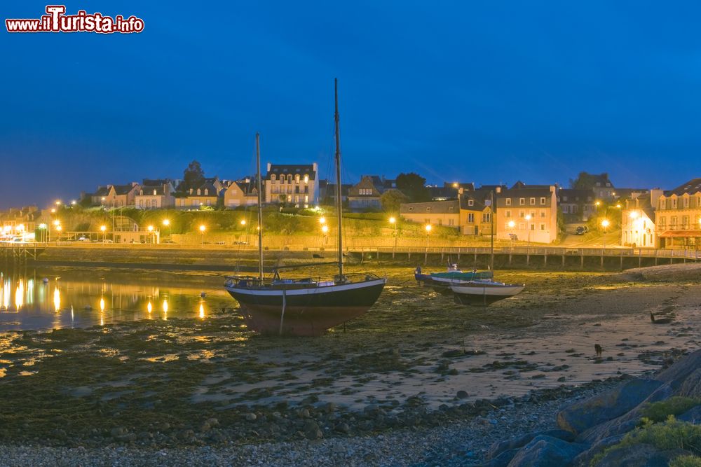 Immagine Il porto di Cameret-sur-Mer visto di notte con edifici e hotel illuminati sullo sfondo, Bretagna, Francia.