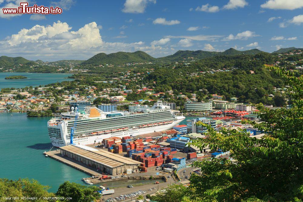 Immagine Il porto di Castries a Saint Lucia possiede un terminal per l'attracco delle navi da Crociera. - © ATGImages / Shutterstock.com