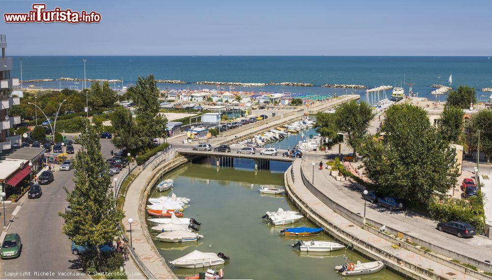 Immagine Il porto di Cattolica con le barche ormeggiate e la spiaggia, Emilia Romagna. Il porto sorge alla foce del fiume Tavollo: qui i pescatori praticano ancora la loro attività - © Michele Vacchiano / Shutterstock.com