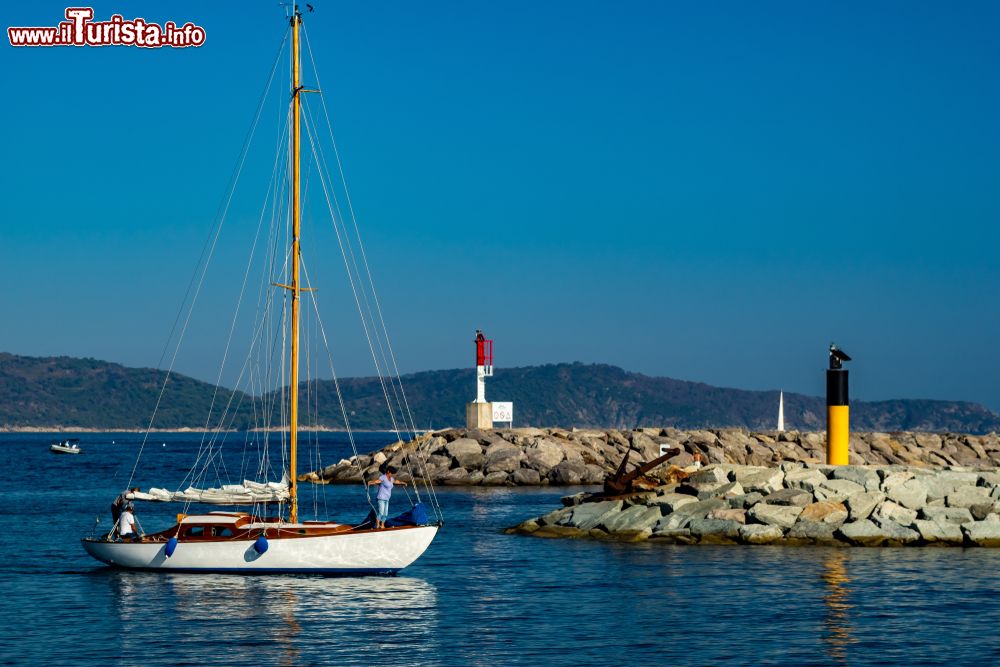 Immagine Il porto di Cavalaire-sur-Mer, Francia, con una barca ormeggiata. Siamo sul litorale sud orientale della Provenza.