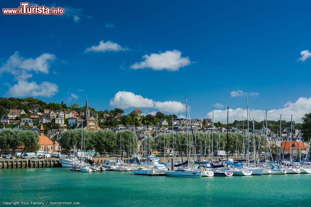 Immagine Il porto di Deauville con barche e yacths ormeggiati, Normandia (Francia). Questa elegante e raffinata cittadina divenne sin dagli inizi del XX° secolo dimora di personaggi famosi - © Pics Factory / Shutterstock.com
