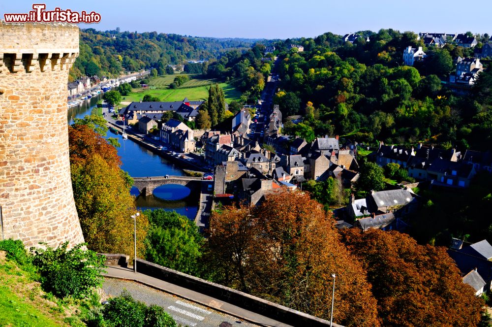 Immagine Il porto di Dinan sul fiume Rance, Bretagna, visto dall'alto. Questo borgo medievale sorge su una collina che domina la valle della Rance: il porto è il punto di partenza per le escursioni in barca alla scoperta del fiume.