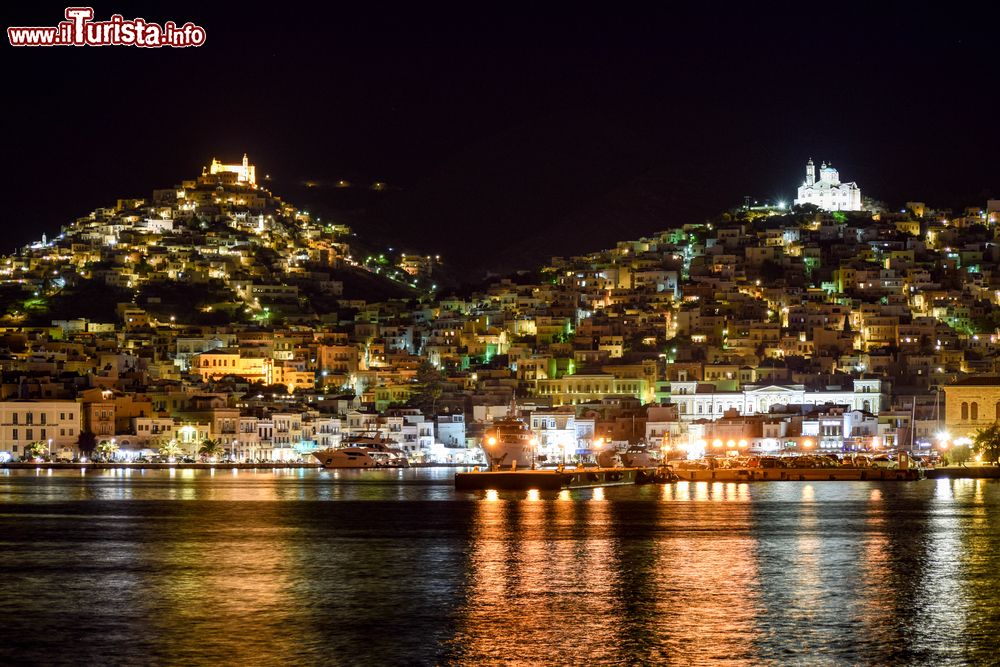 Immagine Il porto di Ermopoli sull'isola di Syros, Grecia, illuminato by night.