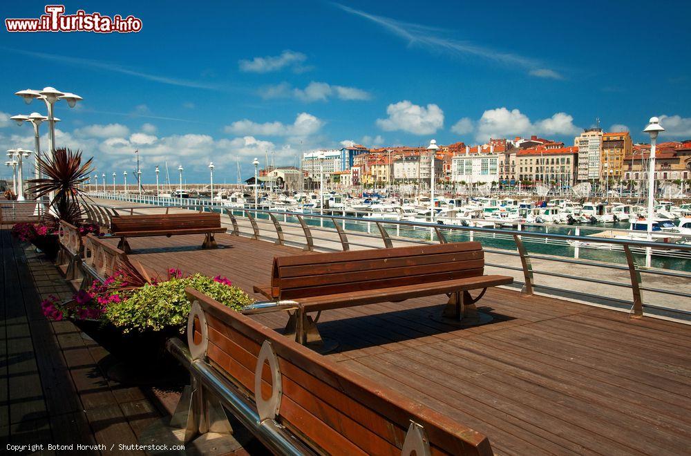 Immagine Il porto di Gijon, Spagna. Assieme a Oviedo e Aviles, è una delle principali città delle Asturie - © Botond Horvath / Shutterstock.com
