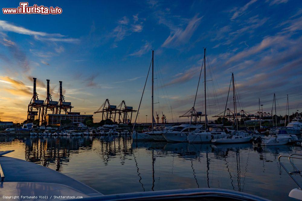 Immagine Il porto di Gioia Tauro al tramonto. Siamo in Calabria - © Fortunato Violi / Shutterstock.com