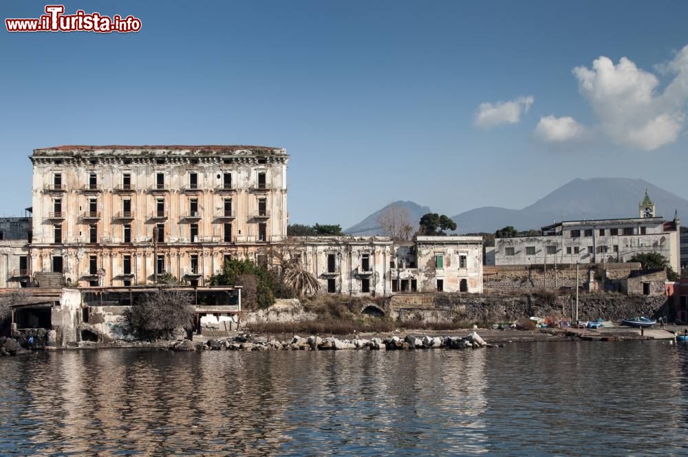 Immagine Il Porto di Granatello e la villa del Duca d'Elboeuf a Portici, nei pressi di Napoli in Campania. Sullo sfondo il profilo del vulcano Vesuvio