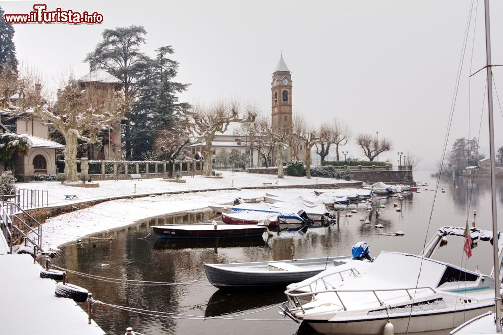 Immagine Il porto di Lavena Ponte Tresa dopo una nevicata in inverno (Lombardia).