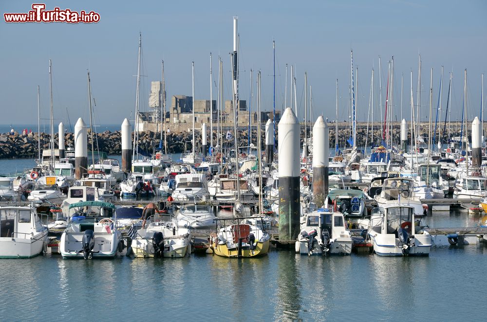 Immagine Il porto di Le Havre, Parigi, con barche e yachts ormeggiati. Per il traffico di merci, questo porto è il secondo della Francia subito dopo quello di Marsiglia. Sviluppatosi nel XVI° secolo, è il più a ovest della Manica, il mare più frequentato del mondo.