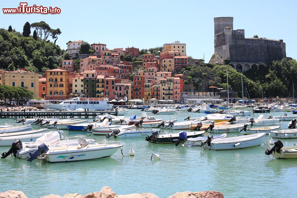 Immagine Il porto di Lerici (Liguria) e, sullo sfondo, le case e l'imponente castello, simbolo della cittadina.